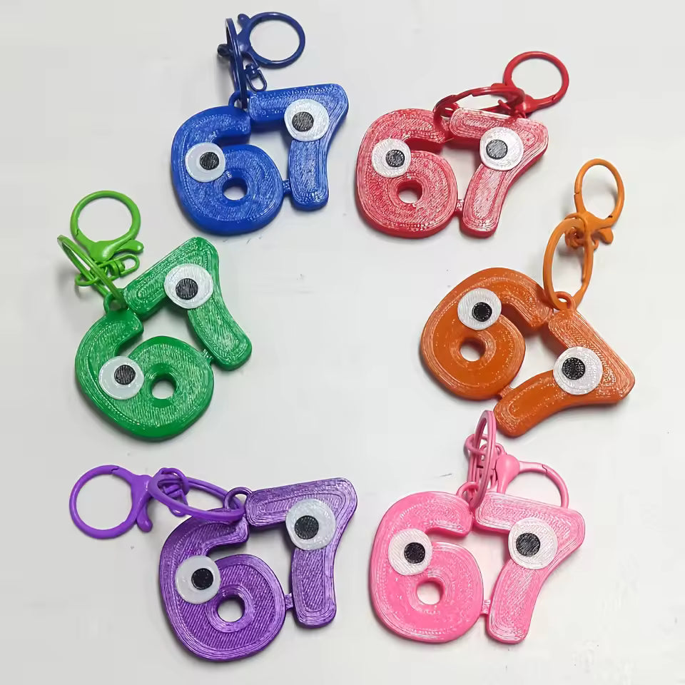 Søt 67-nøkkelring med øyne