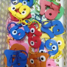 Søt 67-nøkkelring med øyne