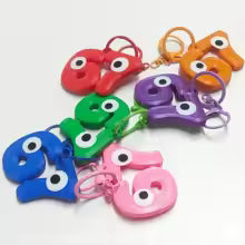 Søt 67-nøkkelring med øyne