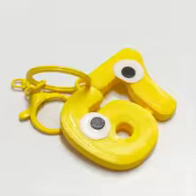 Søt 67-nøkkelring med øyne